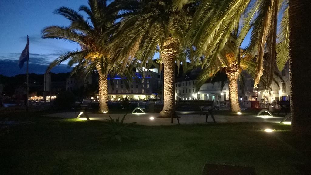 Apartments Desa Petric Hvar Town Bagian luar foto